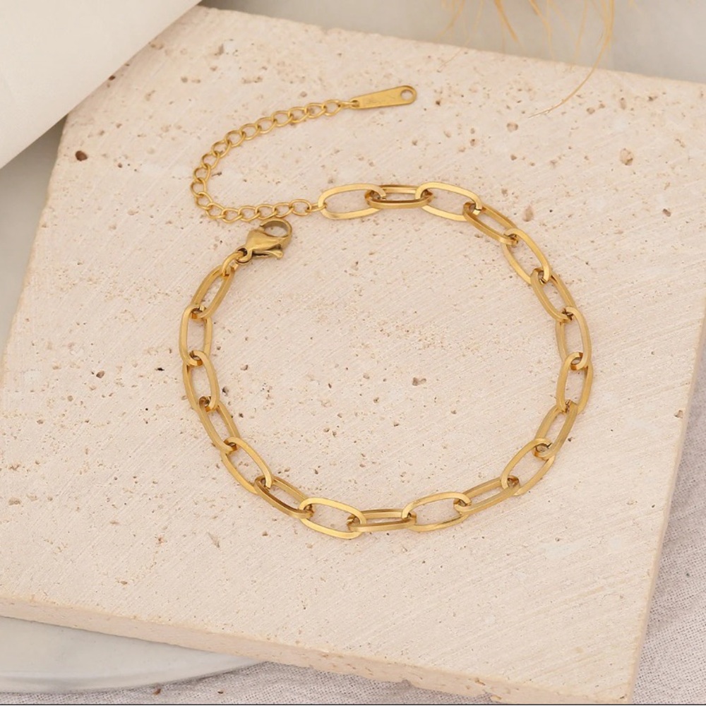 Elegant Gold Chain Bracelet